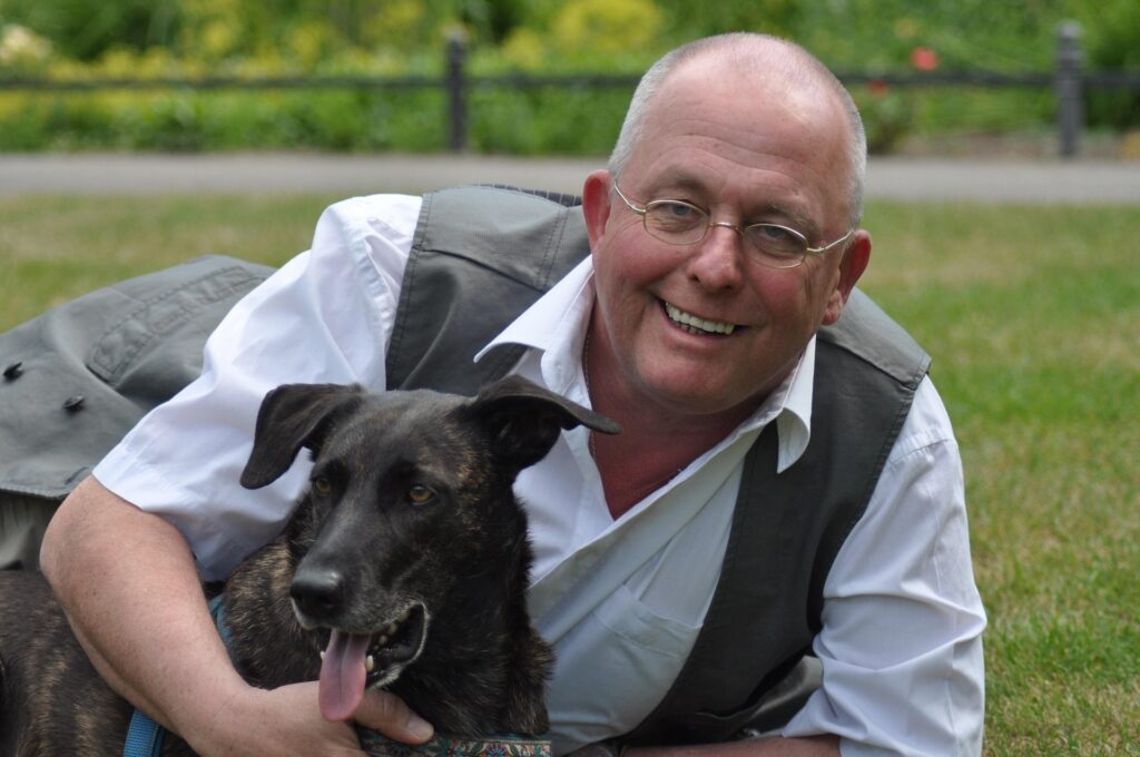Mensch mit Hund beim Spaziergang – Symbolbild